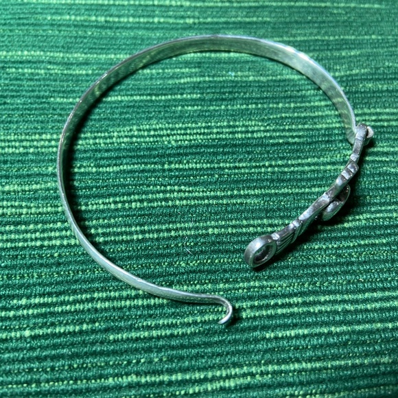 Vintage Sterling Silver Claddagh Hinged Bracelet from Ireland; New Condition - Picture 14 of 16